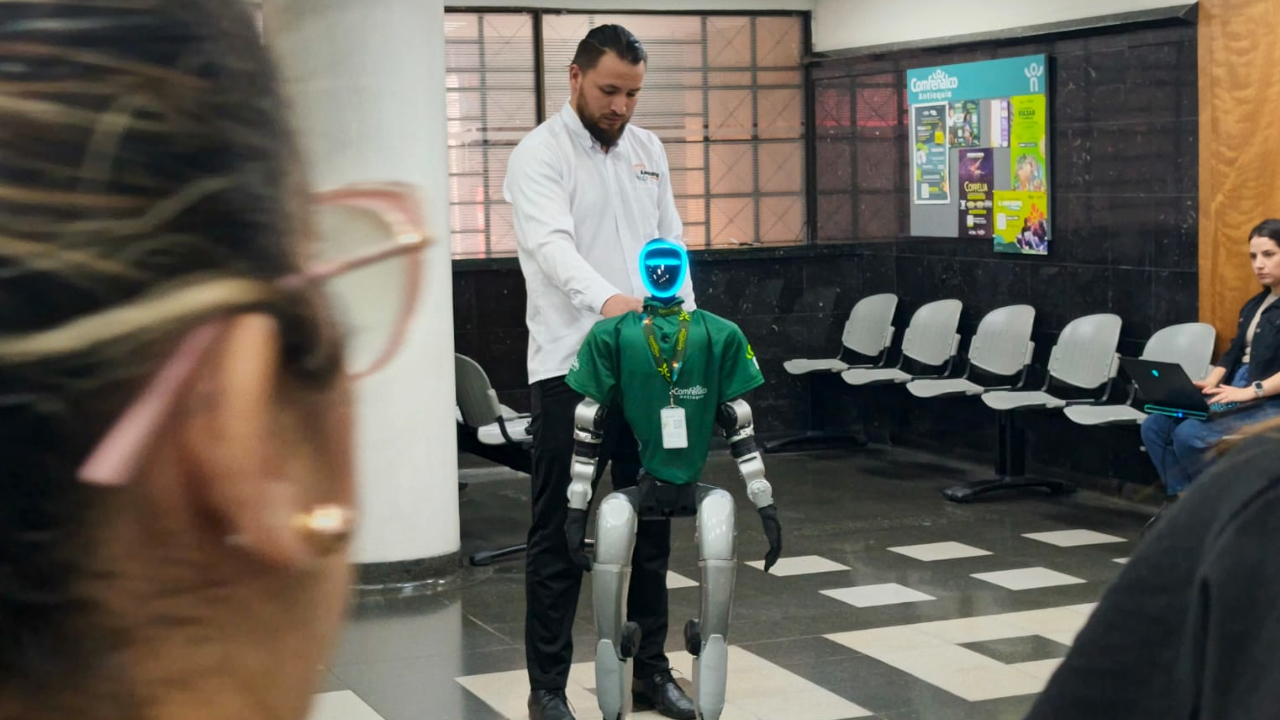 Robot humanoide llega a Comfenalco para transformar las pausas activas