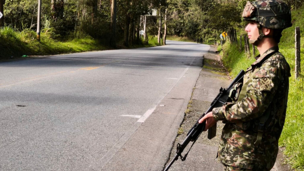 Cierran importante vía en Antioquia mientras Ejército revisa posibles explosivos
