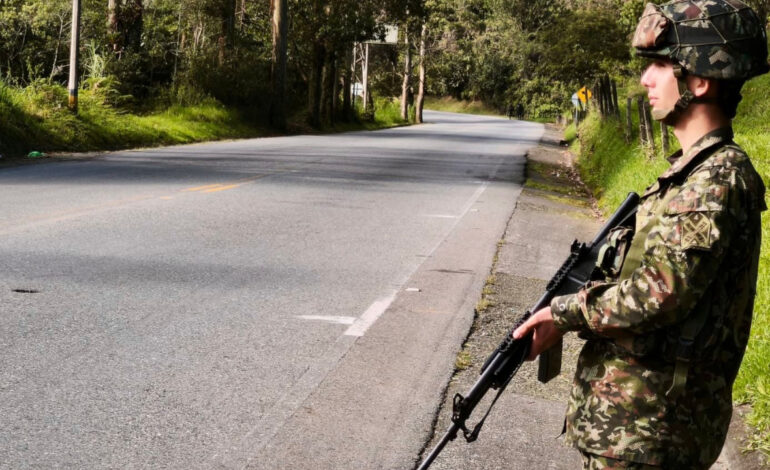 Cierran importante vía en Antioquia mientras Ejército revisa posibles explosivos