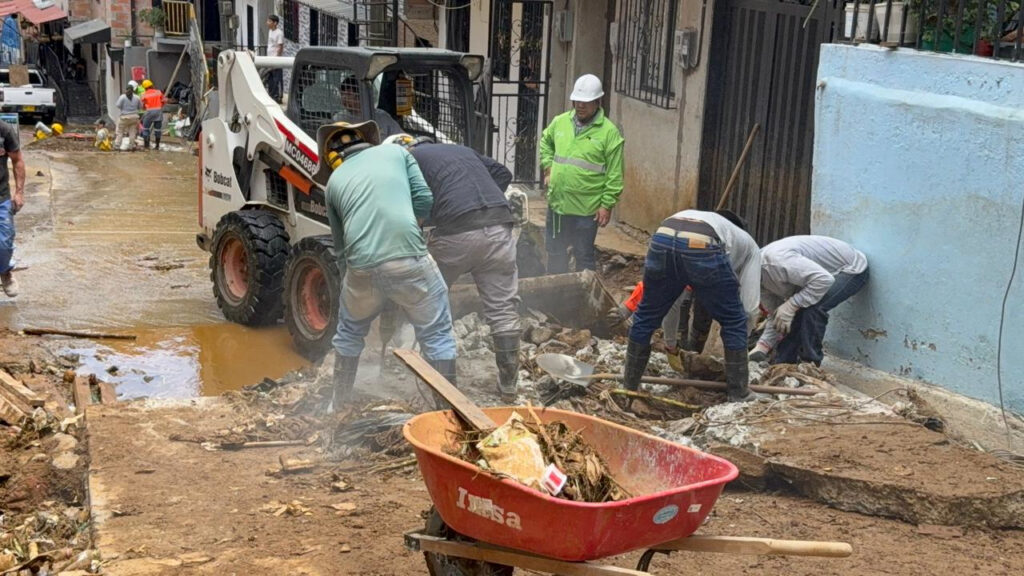Alcaldía de Medellín sigue atendiendo emergencia por lluvias que dejaron un niño muerto y decenas de casas afectadas