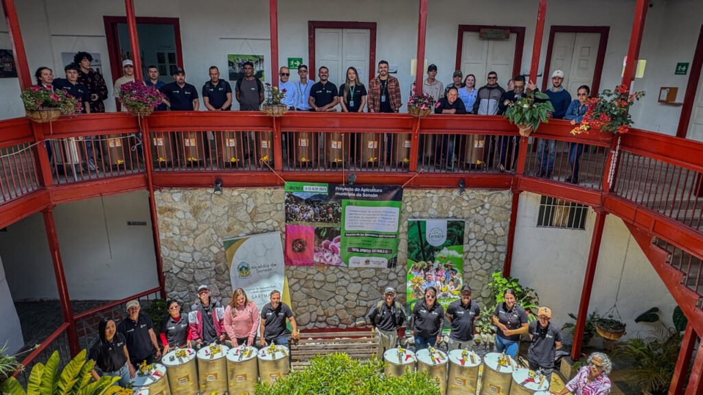 Apicultores de Sonsón reciben equipos clave para mejorar la extracción de miel