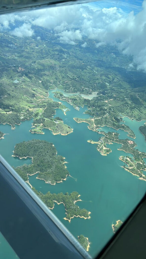 Fuerza Aeroespacial vigila desde el aire las vías más transitadas de Antioquia en Semana Santa