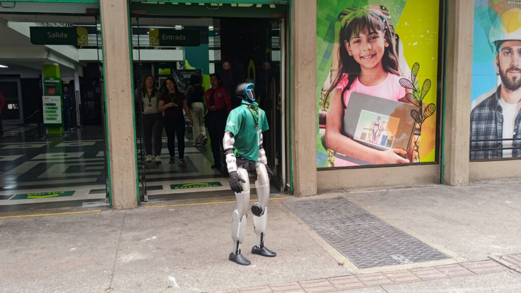 Robot humanoide llega a Comfenalco para transformar las pausas activas