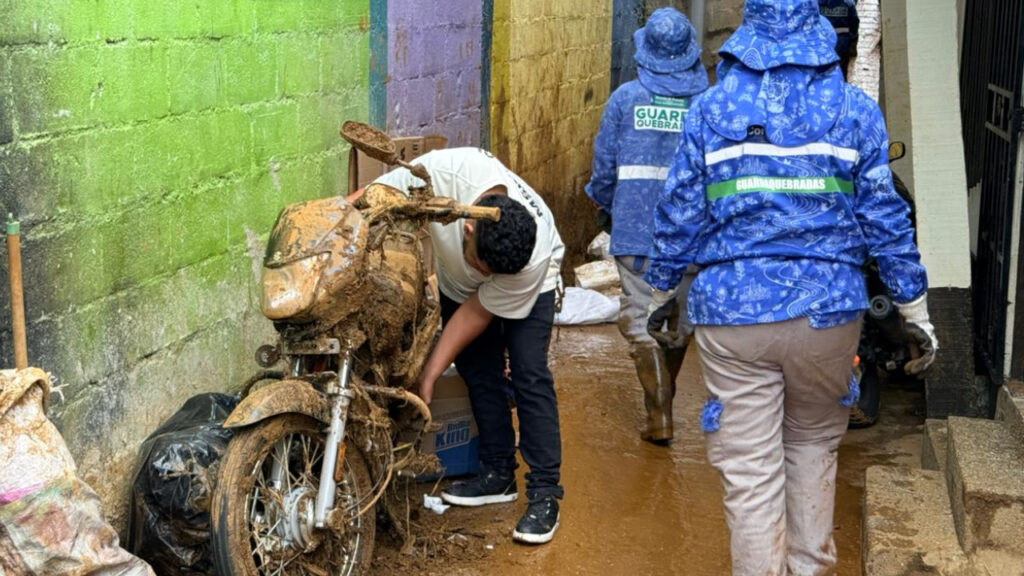 Alcaldía de Medellín sigue atendiendo emergencia por lluvias que dejaron un niño muerto y decenas de casas afectadas