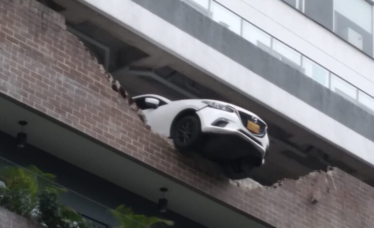 Vehículo colgando en el cuarto piso de un edificio en Envigado tras accidente