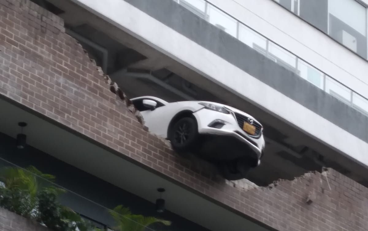 Carro quedó colgando en un cuarto piso en Envigado: conductora chocó contra muro de edificio