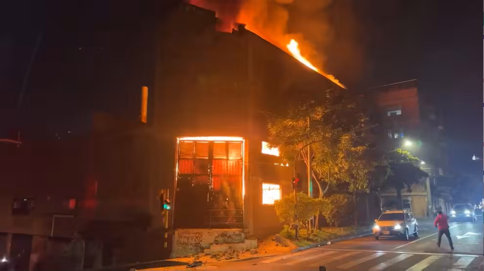 Nuevo incendio en Itagüí movilizó más de 100 bomberos y obliga a demoler parte de una bodega