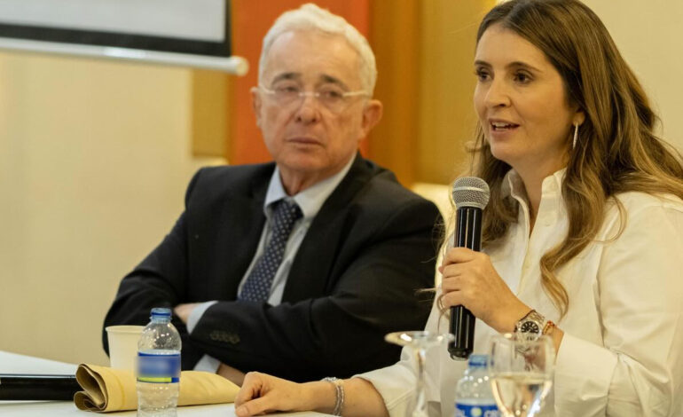 Álvaro Uribe alerta por supuesto plan del ELN contra Paloma Valencia y pide reforzar su seguridad