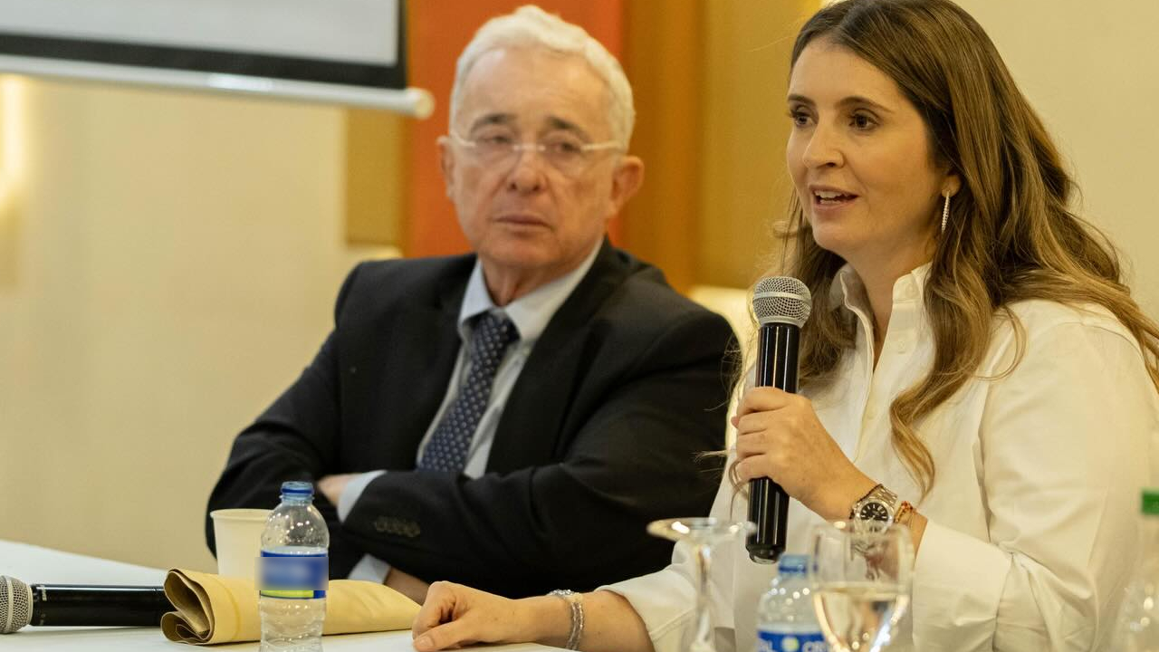 Álvaro Uribe alerta por supuesto plan del ELN contra Paloma Valencia y pide reforzar su seguridad