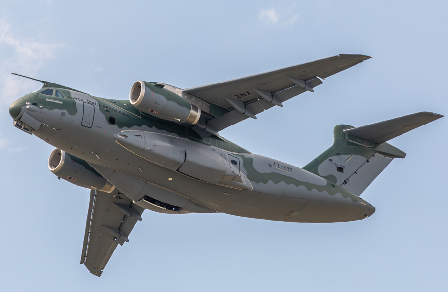 Petro ordena compra de aviones militares en medio de cuestionamientos por prioridades y costos