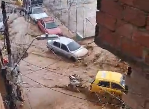 emergencia por lluvias en Manrique Medellín con quebrada desbordada