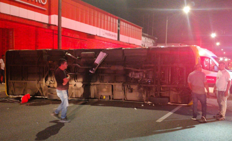 bus volcado tras accidente en Medellín con atención de bomberos