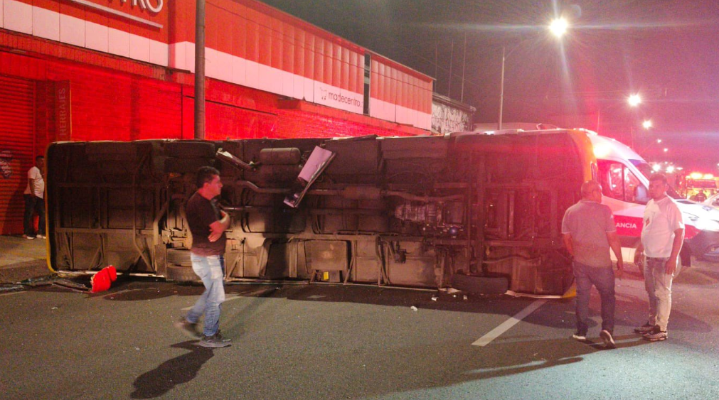 Grave accidente en Medellín: choque entre dos buses deja 10 personas lesionadas