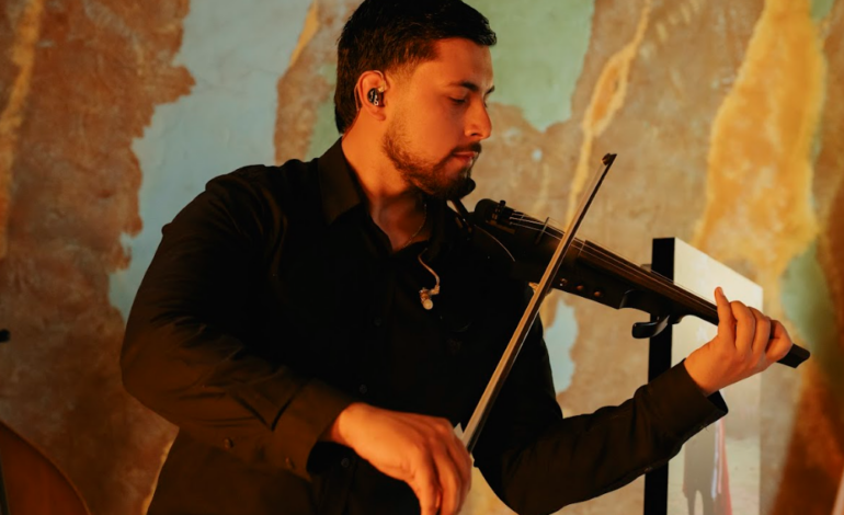 El violinista que está emocionando las bodas de Medellín y el Oriente: Juan José Guarín