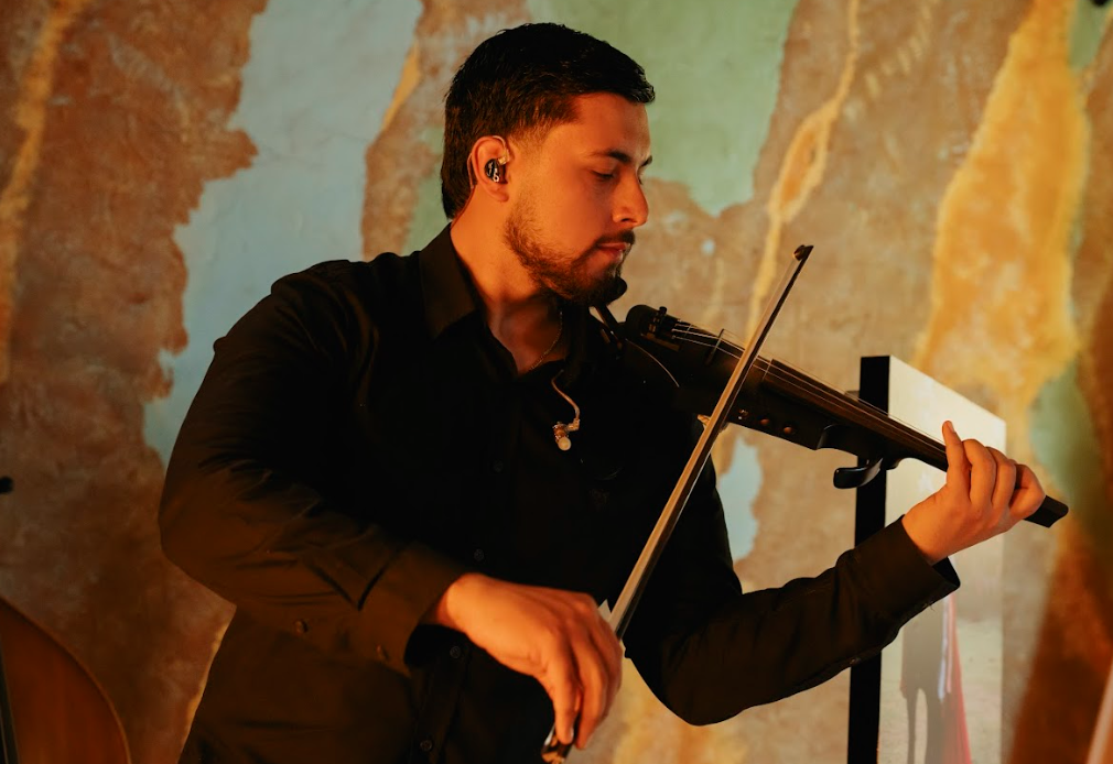 El violinista que está emocionando las bodas de Medellín y el Oriente: Juan José Guarín