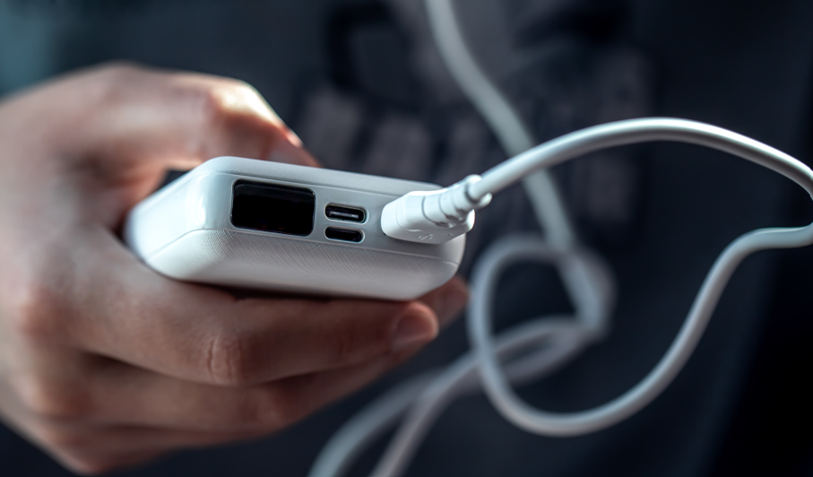 ¡Atención viajeros! Nuevas reglas en Colombia cambian cómo llevar power banks o baterías en avión