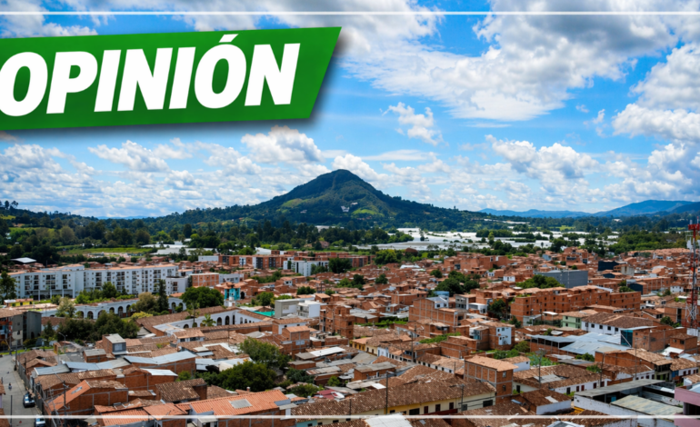 Imagen panorámica de La Ceja Antioquia con etiqueta opinión sobre columna crítica de política local