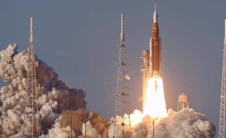 Cuatro astronautas inician viaje histórico alrededor de la Luna con Artemis II
