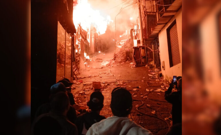 Fuego arrasó viviendas en Medellín y dejó a 11 familias sin nada además de afectar varios locales