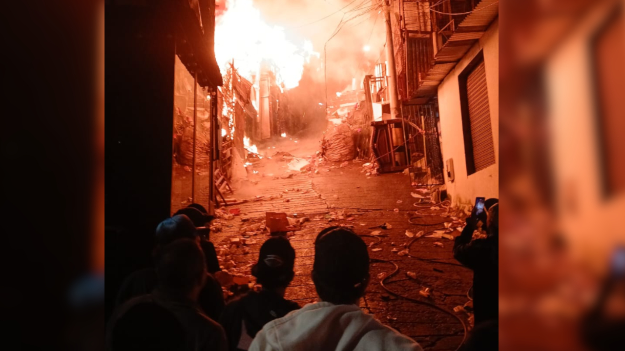 Fuego arrasó viviendas en Medellín y dejó a 11 familias sin nada además de afectar varios locales