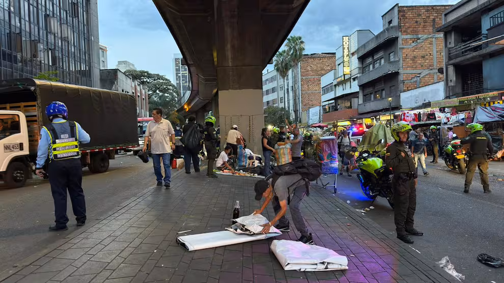 Megaoperativo en el centro de Medellín deja 95 armas incautadas, 82 comparendos y 12 motos inmovilizadas