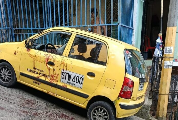 Ataque a taxista en Medellín: conductor fue apuñalado por pasajero en Llanaditas