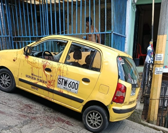 Ataque a taxista en Medellín: conductor fue apuñalado por pasajero en Llanaditas