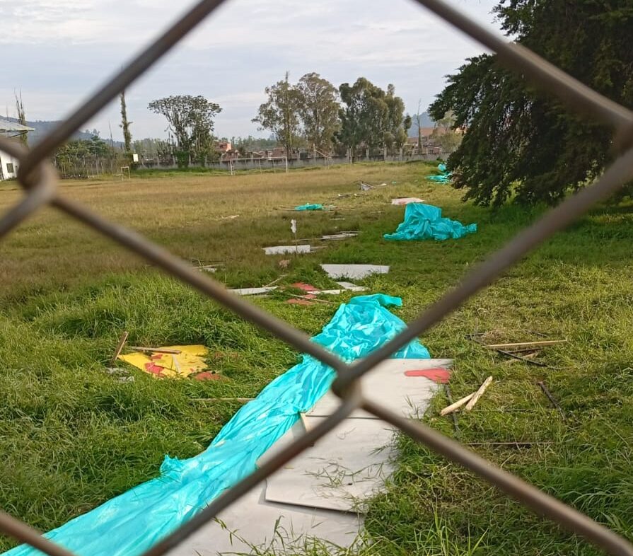 Atención: estudiantes del BUL en La Ceja destruyen esta mañana lindero instalado por Administración para realizar estudios