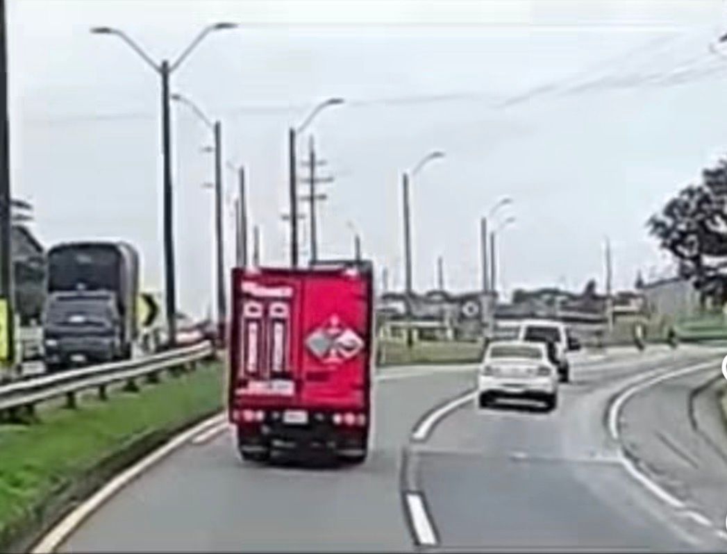Paso restringido en la autopista Medellín–Bogotá tras accidente que deja un adulto mayor fallecido en Rionegro