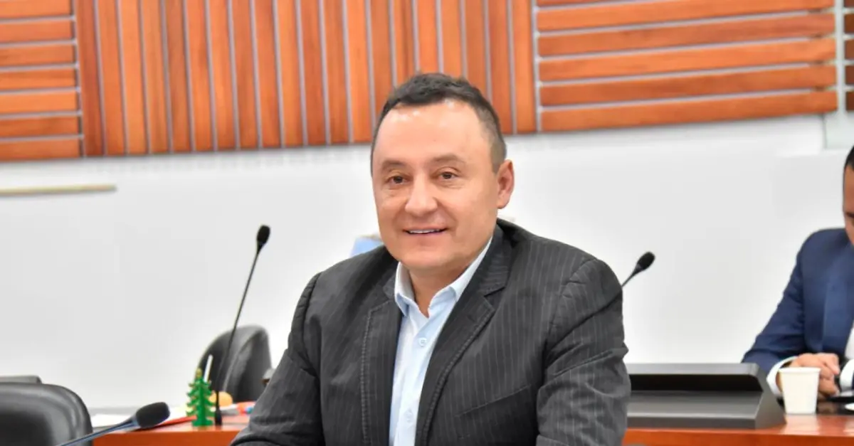 Elkin Ospina se desmarca del Partido Verde y rechaza apoyo a Iván Cepeda tras polémica decisión nacional