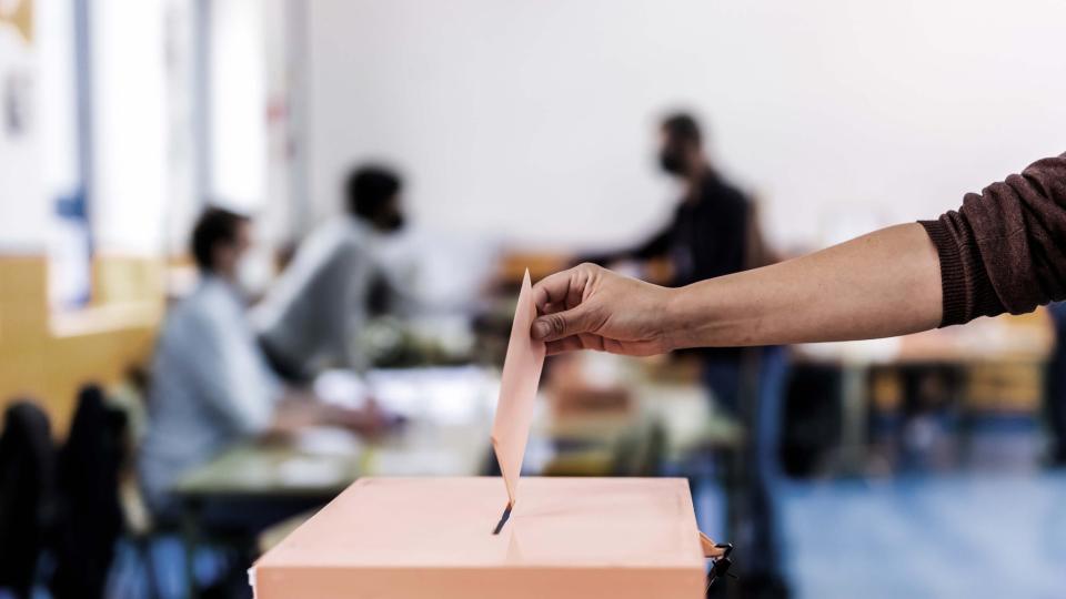 Colombia cae en el Índice de Democracia y se acerca a un régimen híbrido, según la EIU