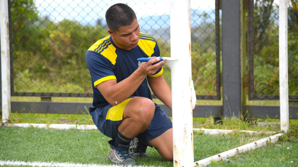 FAC recupera cancha en zona rural de Rionegro y la entregaron renovada a la comunidad