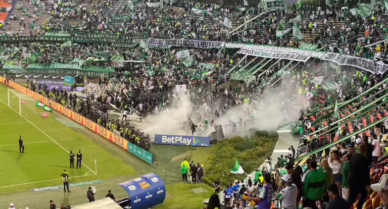 Disturbios en el estadio Atanasio Girardot durante partido entre Medellín y Flamengo