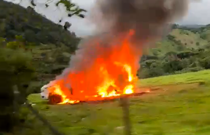 Vehículo incinerado en la vía entre Guatapé y San Rafael tras persecución armada