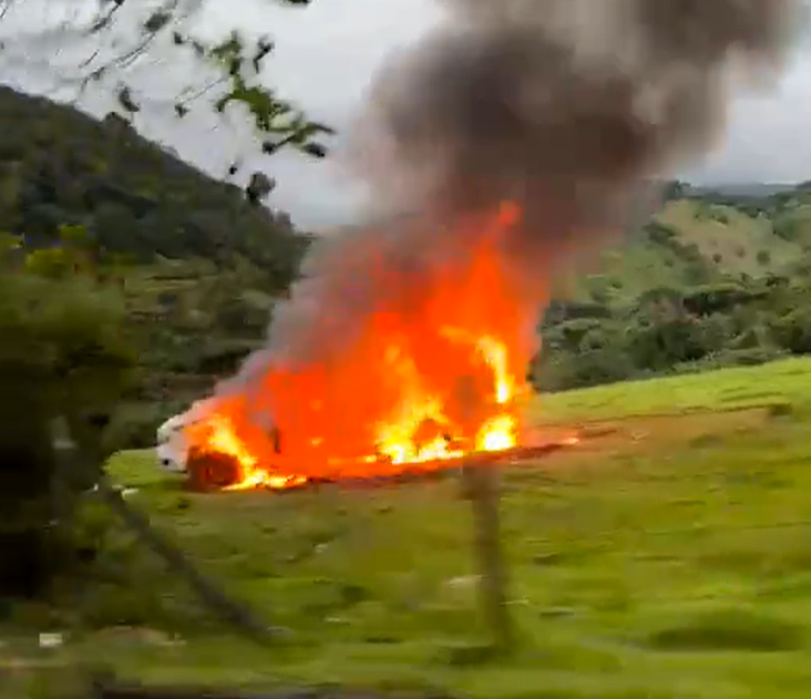 Terror en la vía Guatapé – San Rafael: hombres armados persiguieron a turistas y quemaron vehículo