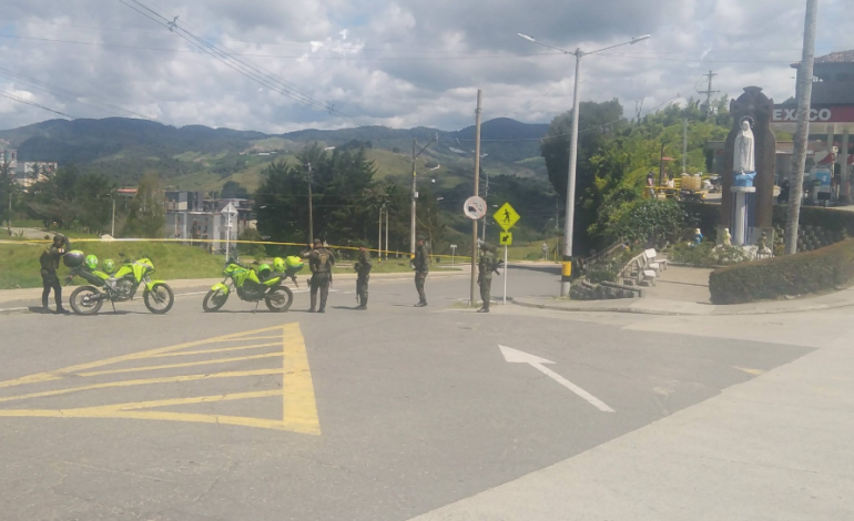 Autoridades verifican moto sospechosa con posible explosivo en Yarumal Antioquia