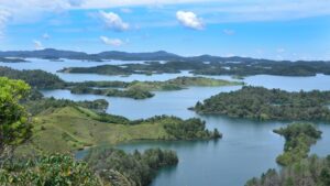 Embarcación turística en el embalse El Peñol-Guatapé investigada por presuntas fallas de seguridad