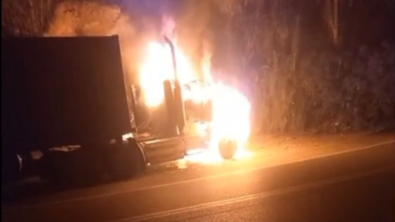 Tractocamión se incendió en vía Santa Bárbara – Medellín; investigan causas del hecho