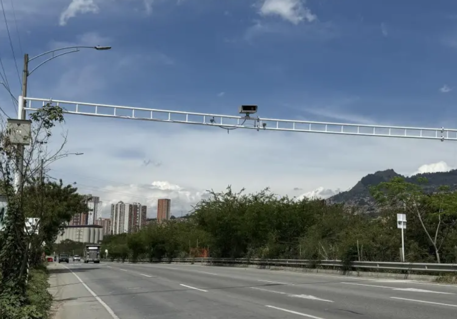 Bello instalará cuatro nuevas fotomultas y ajustará límites de velocidad en vías clave