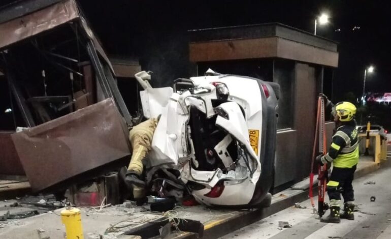 Camioneta chocó contra caseta del Túnel de Oriente en Rionegro