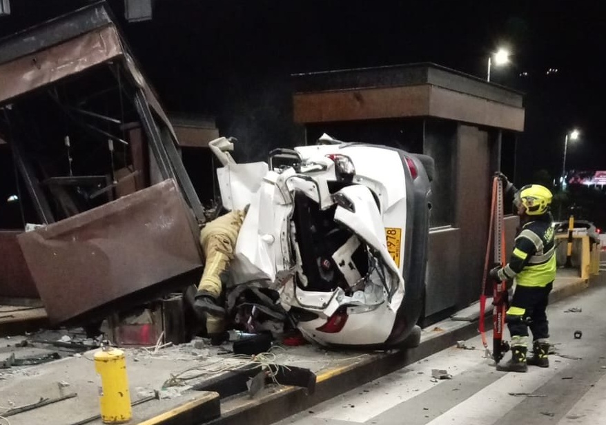 Un muerto y dos heridos dejó aparatoso choque contra caseta del Túnel de Oriente en Rionegro