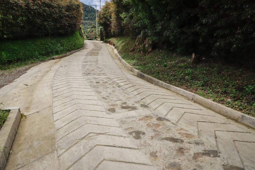 La Ceja proyecta nuevo kilómetro de placa huella en zona cafetera rural