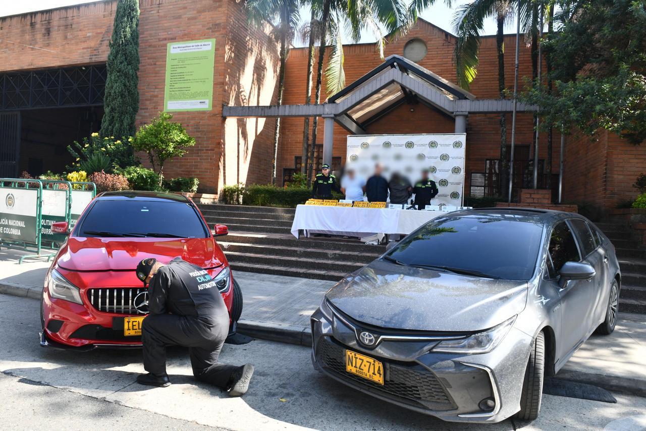 Capturaron en Medellín a tres presuntos integrantes de red dedicada al hurto de carros de alta gama