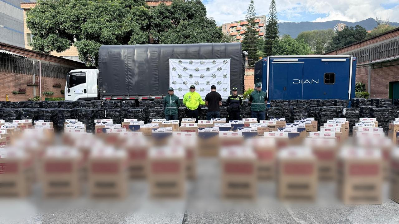 Incautan cigarrillos de contrabando y calzado falsificado en operativos en Medellín
