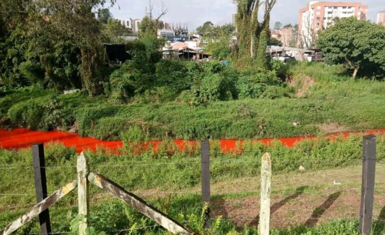 Quebrada La Marinilla presentó coloración roja y genera alerta en el municipio. Esto se sabe