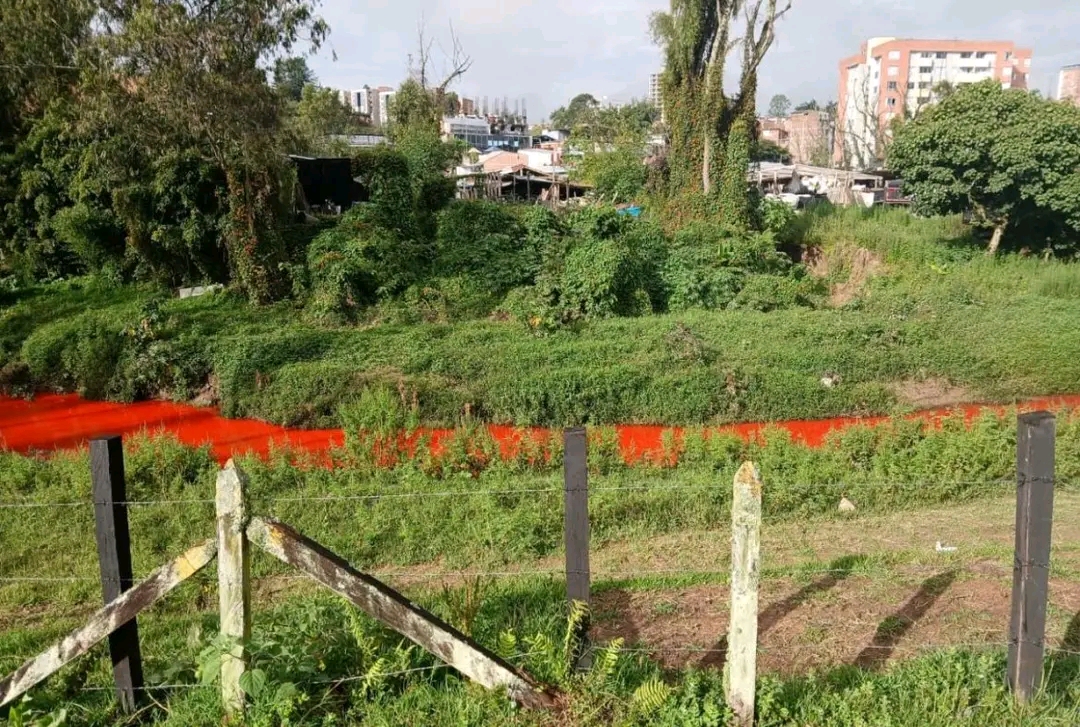 Quebrada La Marinilla presentó coloración roja y genera alerta en el municipio. Esto se sabe