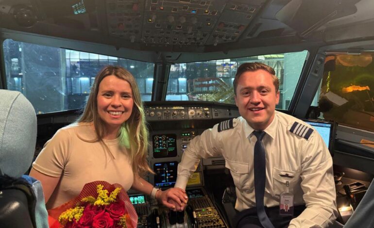 Capitán José David Amariles sorprendió a su mamá en un vuelo