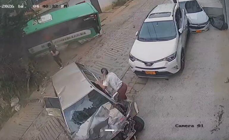 Buseta de Cotraelsa involucrada en accidente de tránsito en El Santuario.
