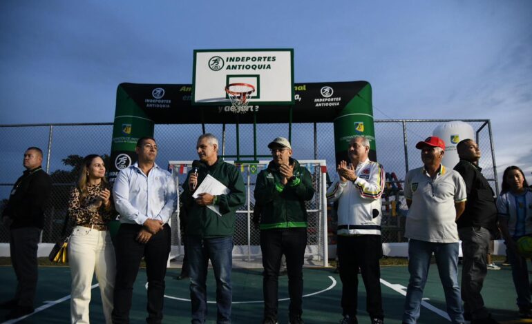Gobernador Andrés Julián entregó obras en El Santuario.