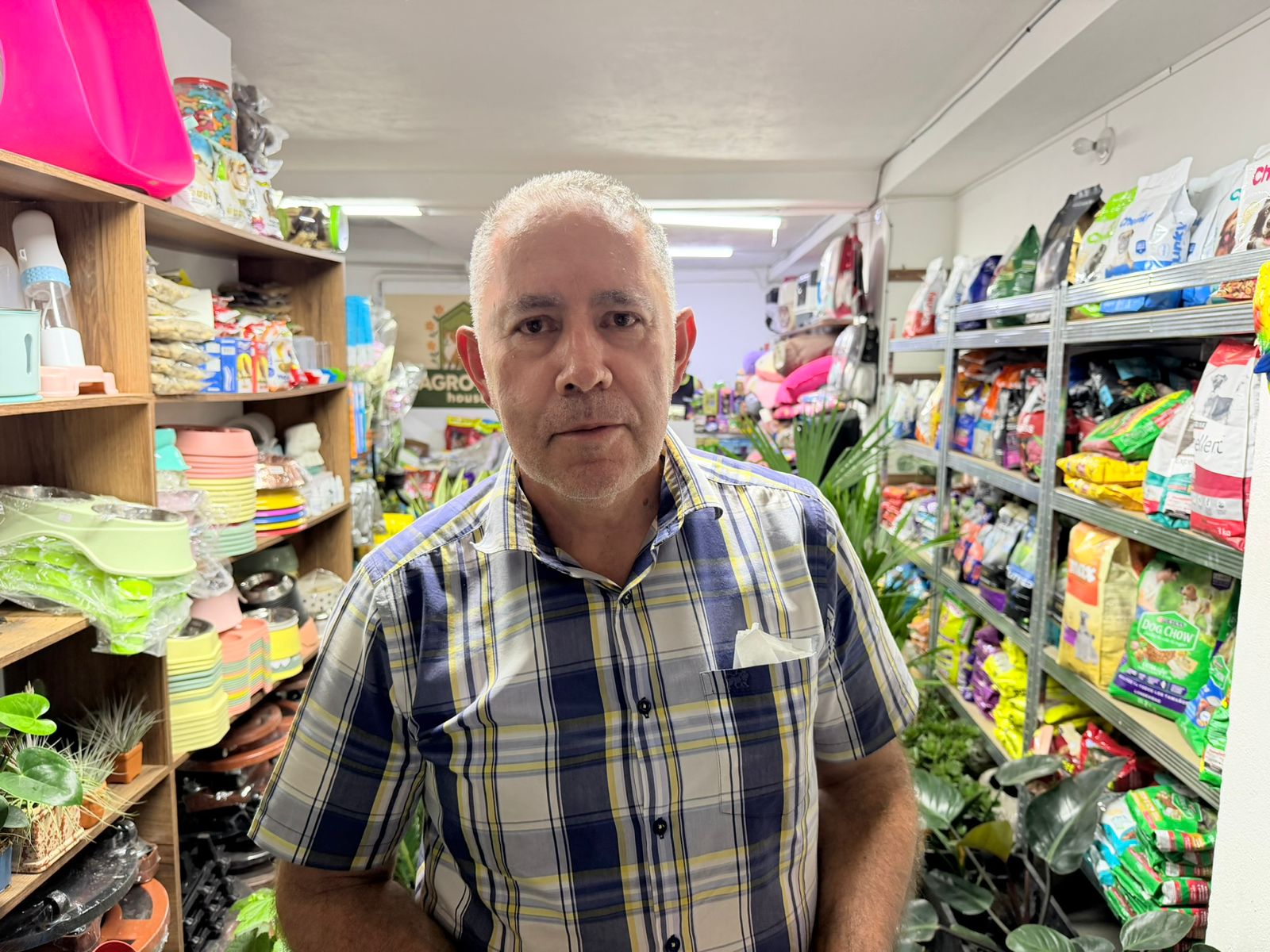 Entre plantas y mascotas: la nueva vida de Jorge Mario Henao, el histórico rector de La Paz